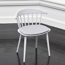 La Chaise J104 en h&ecirc;tre massif par HAY : vintage, ronde et moderne, adapt&eacute;e &agrave; toutes les situations