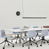 La chaise &agrave; roulettes About a Chair par HAY - r&eacute;f. AAC14 et AAC 14 DUO - assise en polypropyl&egrave;ne, pi&eacute;tement en aluminium, muni d