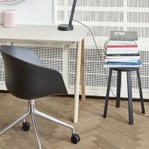 Le fauteuil &agrave; roulettes About a Chair par HAY - r&eacute;f. AAC24 - assise en polypropyl&egrave;ne, coussin fixe en option, pi&eacute;tement en alumi