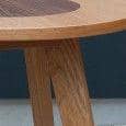 KENSAY צד שולחן - אלון ואגוז - שנוצר על ידי ליאונרד פייפר - דקו ועיצוב