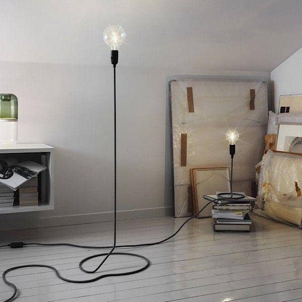 La lampe à poser CORD LAMP transforme astucieusement le fil d'alimentation  en pied de lampadaire