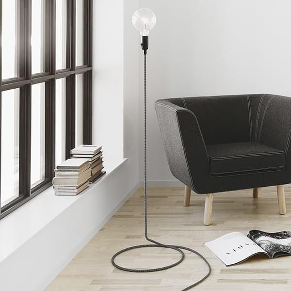 La lampe à poser CORD LAMP transforme astucieusement le fil d'alimentation  en pied de lampadaire