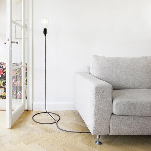 La lampe à poser CORD LAMP transforme astucieusement le fil d'alimentation  en pied de lampadaire