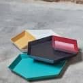 KALEIDO, bandejas laqueadas de aço, HAY, disponível em cinco formas geométricas inteligentes para usos múltiplos - deco e design
