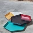 KALEIDO, bandejas laqueadas de aço, HAY, disponível em cinco formas geométricas inteligentes para usos múltiplos - deco e design