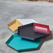 Kaleido, plateaux en acier laqu&eacute;, existe en cinq astucieuses formes g&eacute;om&eacute;triques pour des usages multiples