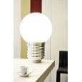 BASIC, una lámpara de pie o una lámpara de mesa, casquillo de aluminio pulido, globo de polietileno