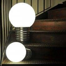 BASIC, une lampe &agrave; poser, douille en aluminium poli, globe en poly&eacute;thyl&egrave;ne