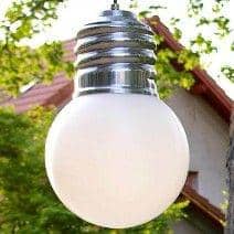 BASIC, une suspension imposante, douille en aluminium poli, globe en poly&eacute;thyl&egrave;ne