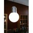 BASIC, una bella lampada da soffitto, manica in alluminio lucido, globo in polietilene