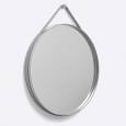 STRAP : en dejlig rund spejl, i pulverlakeret stål, med sin silikone strap, HAY. Deco og design.