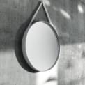 STRAP : en fin runde speil, i pulverlakkert stål, med sin silikon strap, HAY. Deco og design.