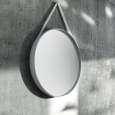 STRAP : un joli miroir rond en acier thermolaqué gris, muni d'une bandoulière en silicone
