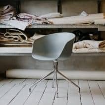 ABOUT &agrave; CHAIR - REF AAC20 -聚丙烯外壳，可选的固定垫，铝合金脚， HEE WELLING和HAY