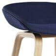 ABOUT A STOOL, stool da bar di HAY - rif. AAS33 - Base in legno, seduta in tessuto, sedile imbottito - HEE WELLING e HAY