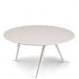 TURN שולחן קפה ושולחן צד, על ידי MAIGRAU - סובלימציה מעץ מלא וקווים מפוכחים. דקו ועיצוב
