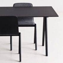 La mesa de comedor COPENHAGUE CPH10, realizada en madera maciza y contrachapado. HAY