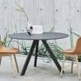 La table ronde COPENHAGUE CPH20 et CPH25 en bois massif et multiplis, par Ronan et Erwan Bouroullec : l’essence du design danois revisité par deux designers français