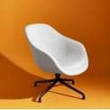 Le fauteuil About a Lounge Chair - réf. AAL81 - dossier bas, piètement aluminium poli ou laqué noir ou blanc, un grand choix de coloris, coussin d'assise amovible supplémentaire en option - confort nordique et personnalisation maximum