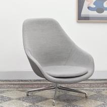 Le fauteuil About a Lounge Chair - r&eacute;f. AAL91 - dossier haut, pi&eacute;tement aluminium poli ou laqu&eacute; noir ou blanc, un grand choix de