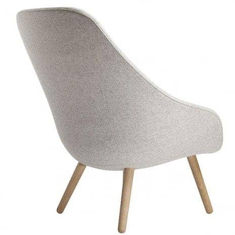 ABOUT一个LOUNGE CHAIR -参考AAL92 -高靠背，4条腿的木头，在不同的款式，丰富的颜色，额外的可拆卸坐垫可选-最大的舒适度和定制- HAY DESIGN
