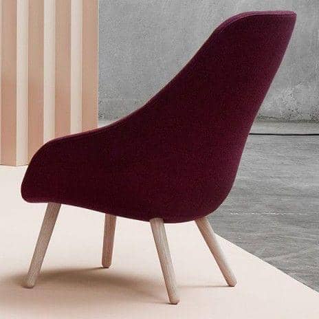 ABOUT一个LOUNGE CHAIR -参考AAL92 -高靠背，4条腿的木头，在不同的款式，丰富的颜色，额外的可拆卸坐垫可选-最大的舒适度和定制- HAY DESIGN