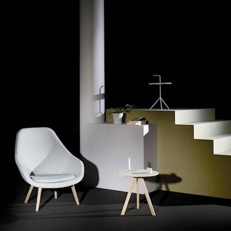 ABOUT一个LOUNGE CHAIR -参考AAL92 -高靠背，4条腿的木头，在不同的款式，丰富的颜色，额外的可拆卸坐垫可选-最大的舒适度和定制- HAY DESIGN