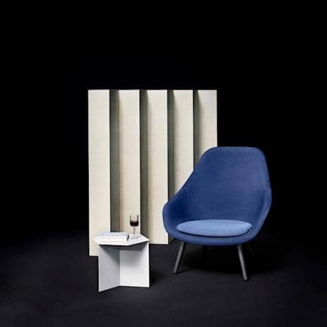 ABOUT一个LOUNGE CHAIR -参考AAL92 -高靠背，4条腿的木头，在不同的款式，丰富的颜色，额外的可拆卸坐垫可选-最大的舒适度和定制- HAY DESIGN