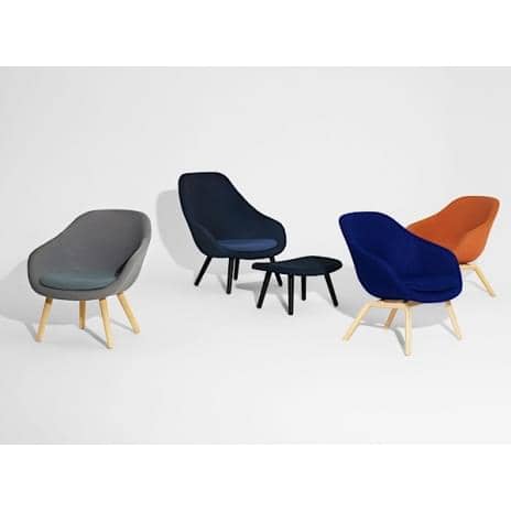 ABOUT一个LOUNGE CHAIR -参考AAL92 -高靠背，4条腿的木头，在不同的款式，丰富的颜色，额外的可拆卸坐垫可选-最大的舒适度和定制- HAY DESIGN