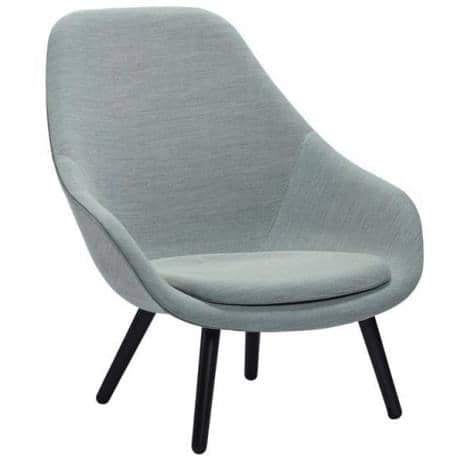 ABOUT一个LOUNGE CHAIR -参考AAL92 -高靠背，4条腿的木头，在不同的款式，丰富的颜色，额外的可拆卸坐垫可选-最大的舒适度和定制- HAY DESIGN