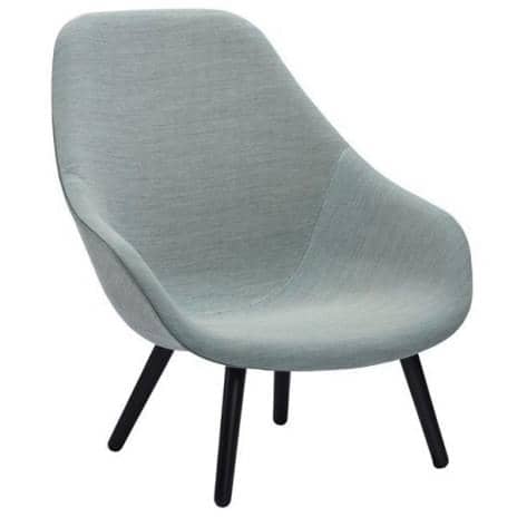 ABOUT一个LOUNGE CHAIR -参考AAL92 -高靠背，4条腿的木头，在不同的款式，丰富的颜色，额外的可拆卸坐垫可选-最大的舒适度和定制- HAY DESIGN