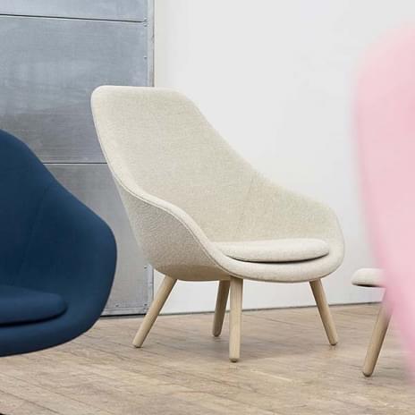 ABOUT一个LOUNGE CHAIR -参考AAL92 -高靠背，4条腿的木头，在不同的款式，丰富的颜色，额外的可拆卸坐垫可选-最大的舒适度和定制- HAY DESIGN