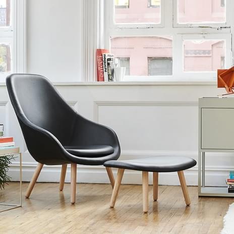 ABOUT一个LOUNGE CHAIR -参考AAL92 -高靠背，4条腿的木头，在不同的款式，丰富的颜色，额外的可拆卸坐垫可选-最大的舒适度和定制- HAY DESIGN