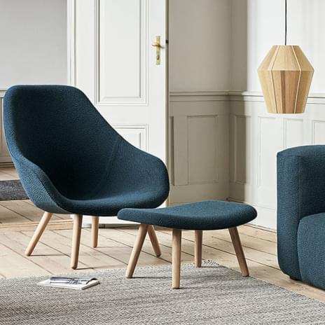 ABOUT一个LOUNGE CHAIR -参考AAL92 -高靠背，4条腿的木头，在不同的款式，丰富的颜色，额外的可拆卸坐垫可选-最大的舒适度和定制- HAY DESIGN