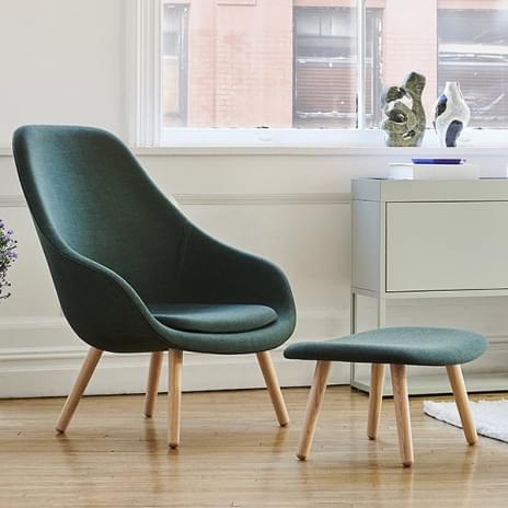 ABOUT一个LOUNGE CHAIR -参考AAL92 -高靠背，4条腿的木头，在不同的款式，丰富的颜色，额外的可拆卸坐垫可选-最大的舒适度和定制- HAY DESIGN