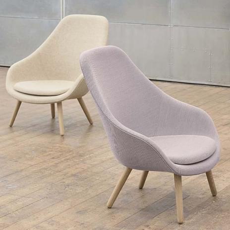 ABOUT一个LOUNGE CHAIR -参考AAL92 -高靠背，4条腿的木头，在不同的款式，丰富的颜色，额外的可拆卸坐垫可选-最大的舒适度和定制- HAY DESIGN