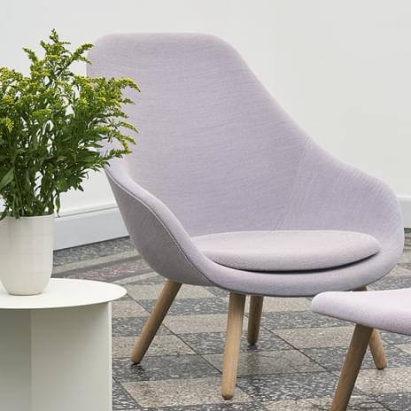 ABOUT一个LOUNGE CHAIR -参考AAL92 -高靠背，4条腿的木头，在不同的款式，丰富的颜色，额外的可拆卸坐垫可选-最大的舒适度和定制- HAY DESIGN