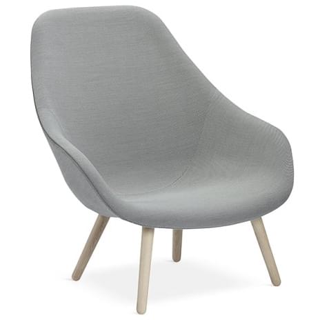 ABOUT一个LOUNGE CHAIR -参考AAL92 -高靠背，4条腿的木头，在不同的款式，丰富的颜色，额外的可拆卸坐垫可选-最大的舒适度和定制- HAY DESIGN