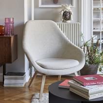 ABOUT一个LOUNGE CHAIR -参考AAL93 -高靠背，胶合板制成的脚，大多种颜色，包括固定坐垫-最大的舒适度和定制- HAY DESIGN
