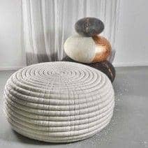 NDEBELE, un pouf ou une table basse, deux dimensions, en Laine M&eacute;rinos, faits main en Afrique du Sud - 100% &eacute;cologique, d&eacute;co et design &eacute;quitable