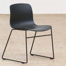 La chaise About a Chair par HAY - r&eacute;f. AAC08 et AAC08 DUO - assise en polypropyl&egrave;ne, pi&eacute;tement en acier inoxydable