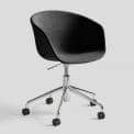 Le fauteuil à roulettes About a Chair par HAY - AAC53 - Structure en polypropylène, assise intégrale en tissu, montée sur mousse Oeko-Tex, piétement en aluminium munis de roulettes avec vérin à gaz, confort cosy extrême - l'art du design nordique