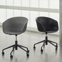 ABOUT A CHAIR - ref. AAC52 DUO: carcasa de polipropileno aparente, asiento tapizado, espuma Oeko-Tex, patas de aluminio con rued