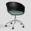 Le fauteuil à roulettes About a Chair par HAY - réf. AAC52 - assise en polypropylène, coussin fixe en option, piétement en aluminium muni de roulettes avec vérin à gaz - l'art du design nordique
