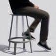 Το σκαμνί REVOLVER, από το WRONG FOR HAY : διατίθενται 2 ύψη, το κάθισμα τοποθετείται σε ρουλεμάν αλουμινίου - Σχεδίαση: Leon Ransmeier