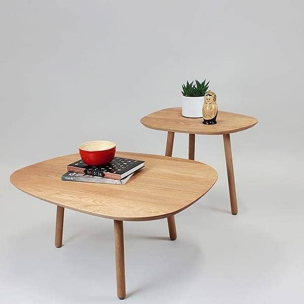 camarera finalizando complemento GRAND SALON, gran mesa de café, madera maciza de roble, eco-diseño