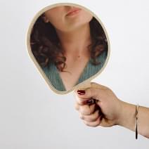 Kagami, miroir sur pied, h&ecirc;tre massif et verre, design &eacute;co-responsable