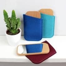 Clin d&rsquo;oeil, miroir de poche, h&ecirc;tre massif, verre et laine de mouton, design &eacute;co-responsable