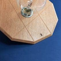 la Suspension, une suspension m&eacute;dium plaqu&eacute; ch&ecirc;ne livr&eacute;e compl&egrave;te avec ampoule halog&egrave;ne et c&acirc;blage, design &eacute;co-responsable