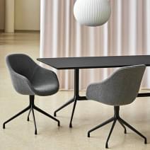 La table AAT10, rectangulaire, multiplis, pieds en aluminium